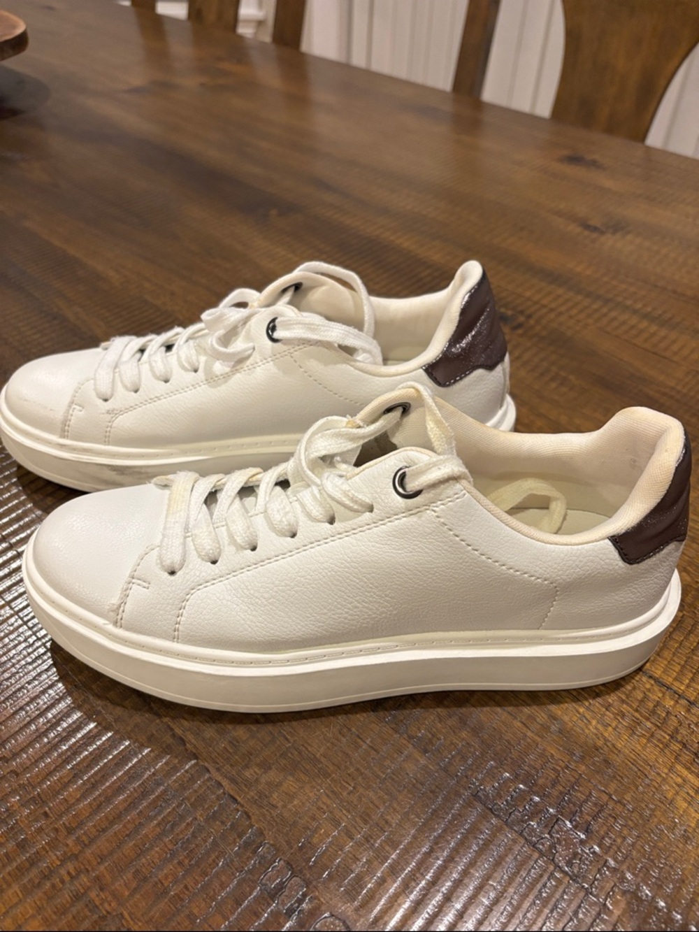 Steve Madden White Leather Low-Top Shoes -women’s - size 9